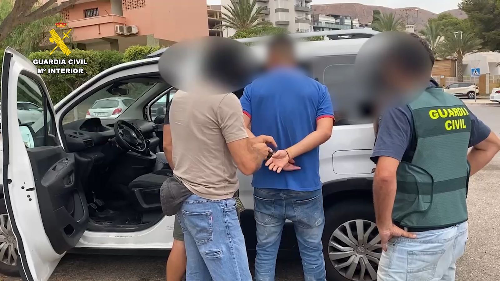 La Guardia Civil durante la detención de uno de los implicados en el crimen