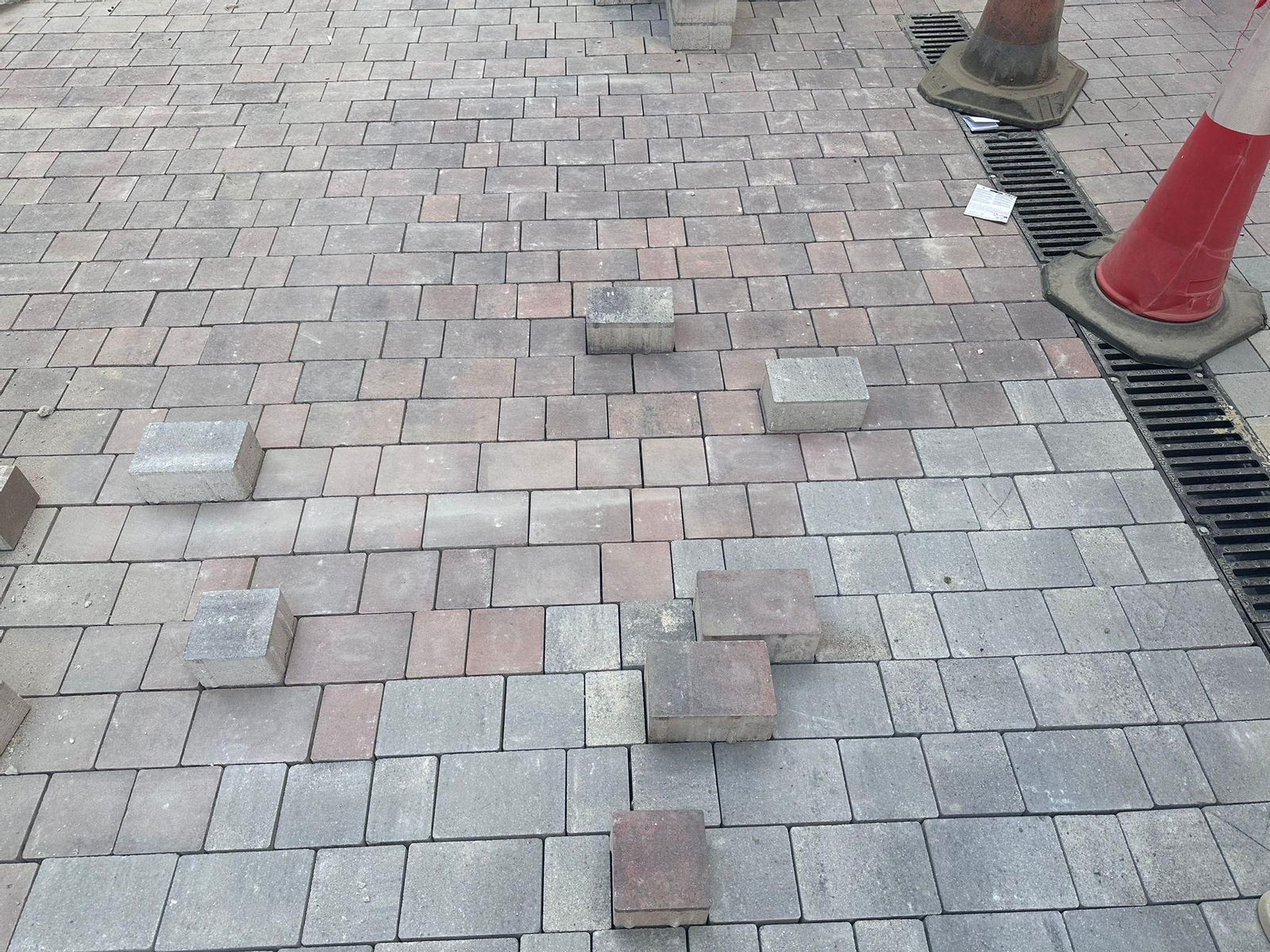 El adoquinado en una de las calles junto al Mercado de la Concepción. El adoquinado en una de las calles junto al Mercado de la Concepción.