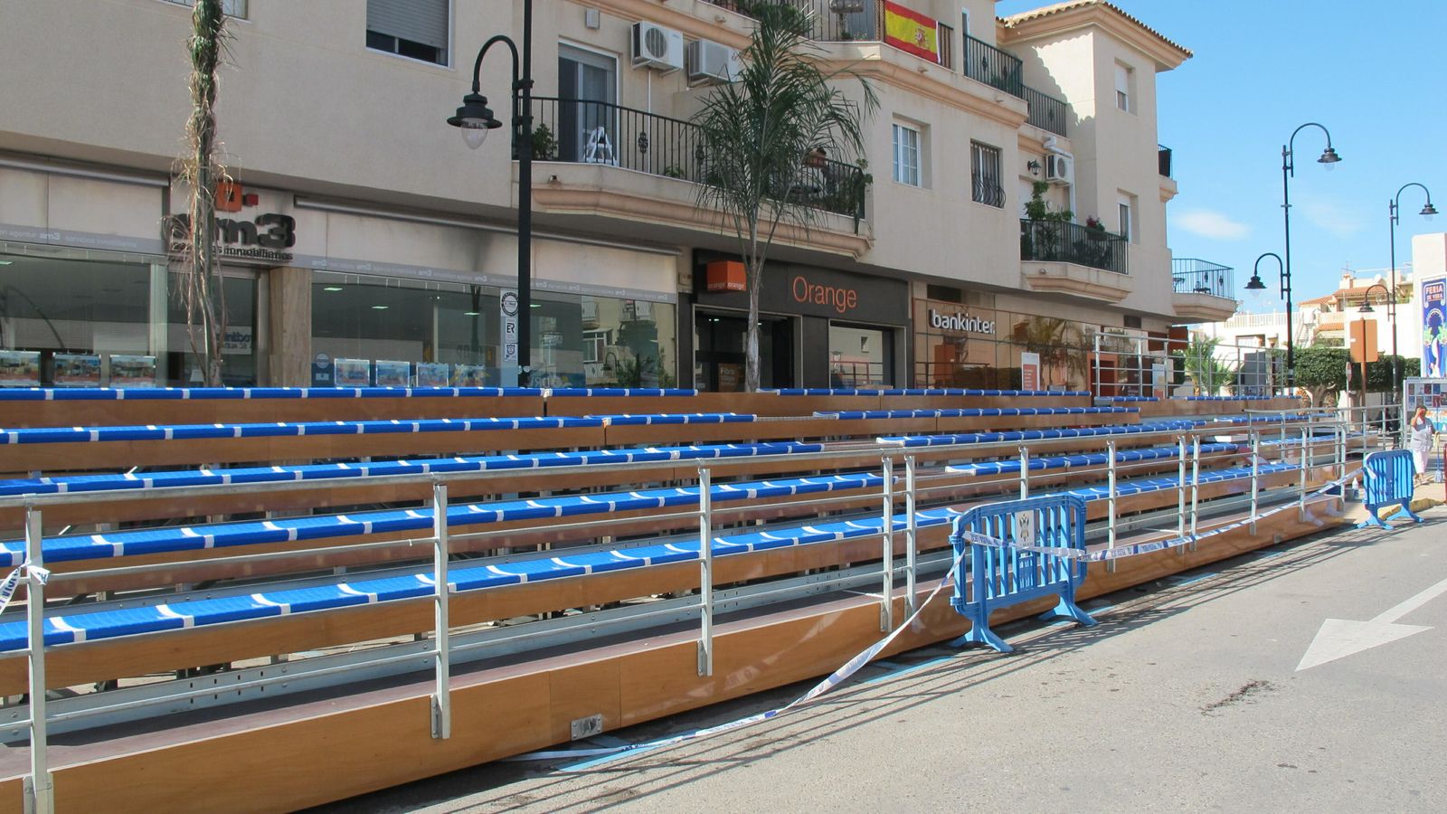 Gradas instaladas en la calle del Mar de Vera para el desfile de la Guardia Civil.