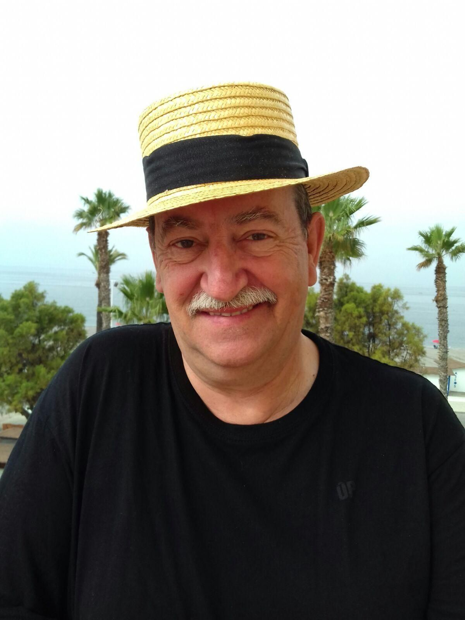 Manuel Ruiz, en un selfi con palo, en su ático de Salobreña