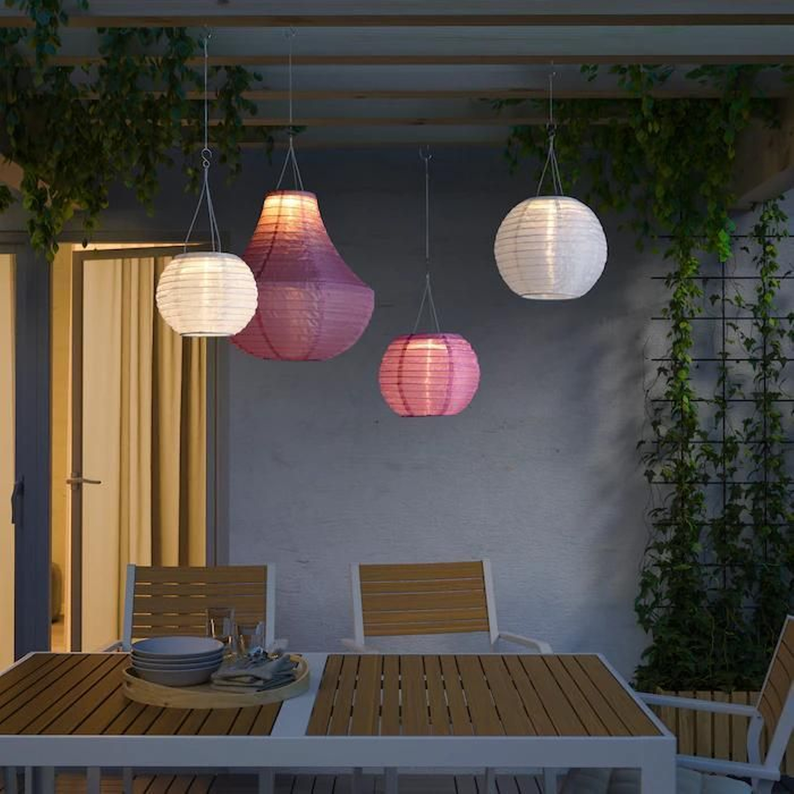 Terraza decorada con farolillos sobre la mesa.