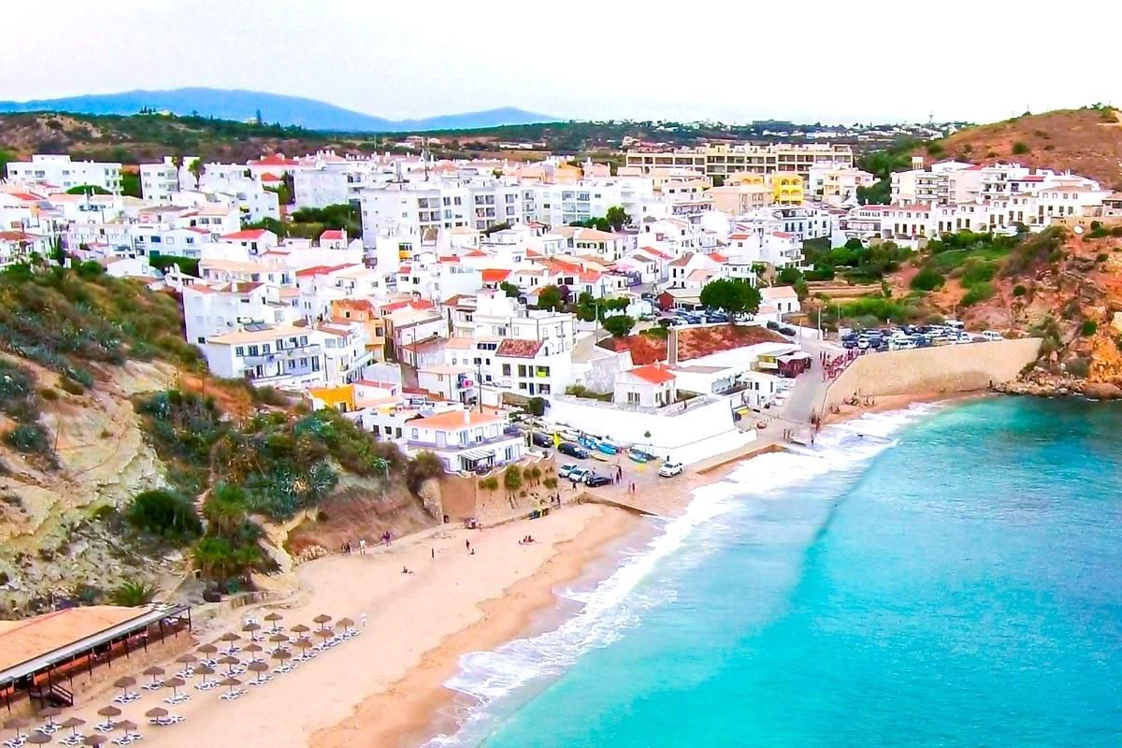 Este es el 'Santorini' portugués y se encuentra a un salto de Huelva Este es el 'Santorini' portugués y se encuentra a un salto de Huelva