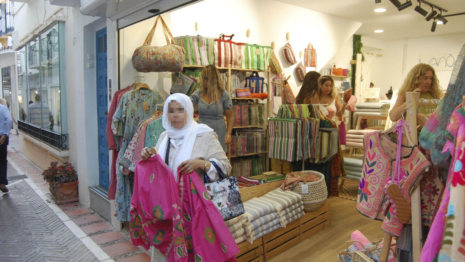 Una mujer de compras en una tienda del casco antiguo de Marbella. Una mujer de compras en una tienda del casco antiguo de Marbella.