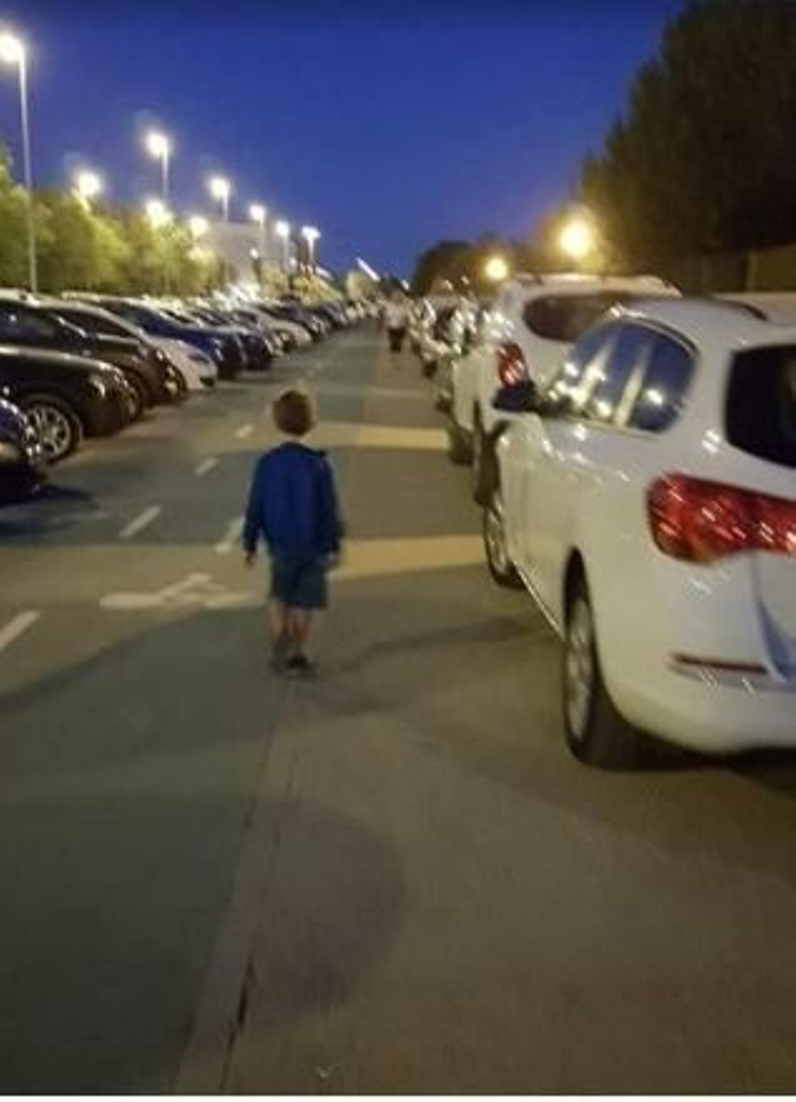 Vehículos ocupando las aceras de los barrios del entorno de Lagoh.