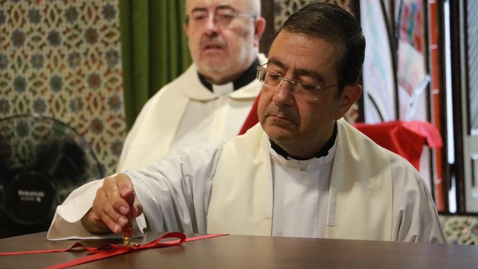 Don Isacio ultima los preparativos antes del depósito definitivo del féretro