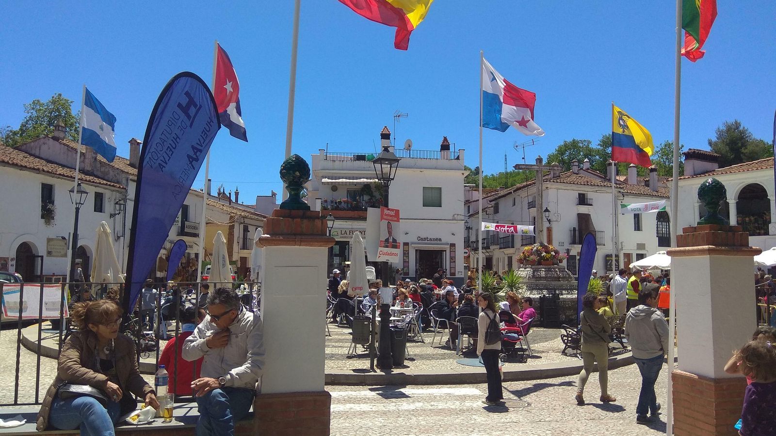 Banderas de diferentes paises en las calles de Fuenteheridos.