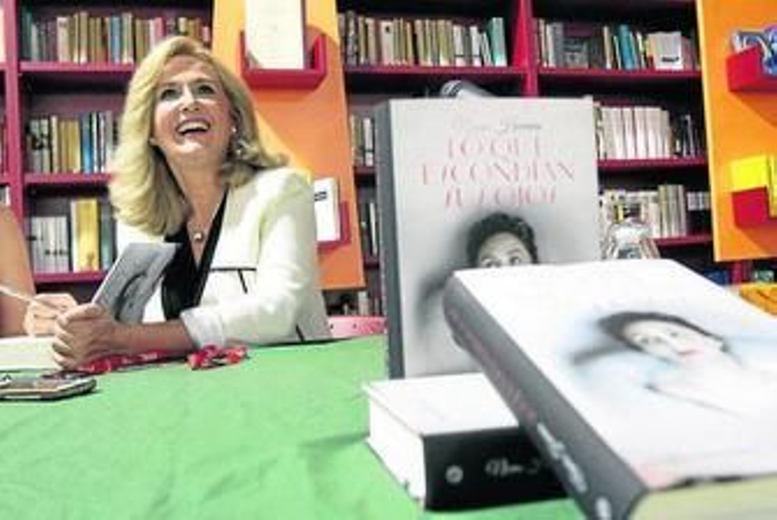 Nieves Herrero, ayer en la librería Beta Imperial, donde presentó el libro.