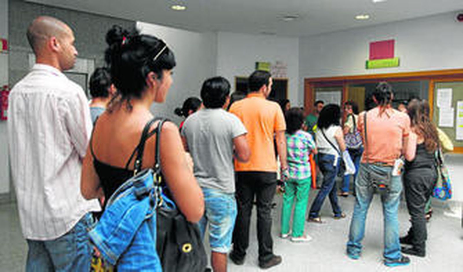 Numerosas personas aguardan su turno en la ventanilla del Registro Civil de la ciudad.