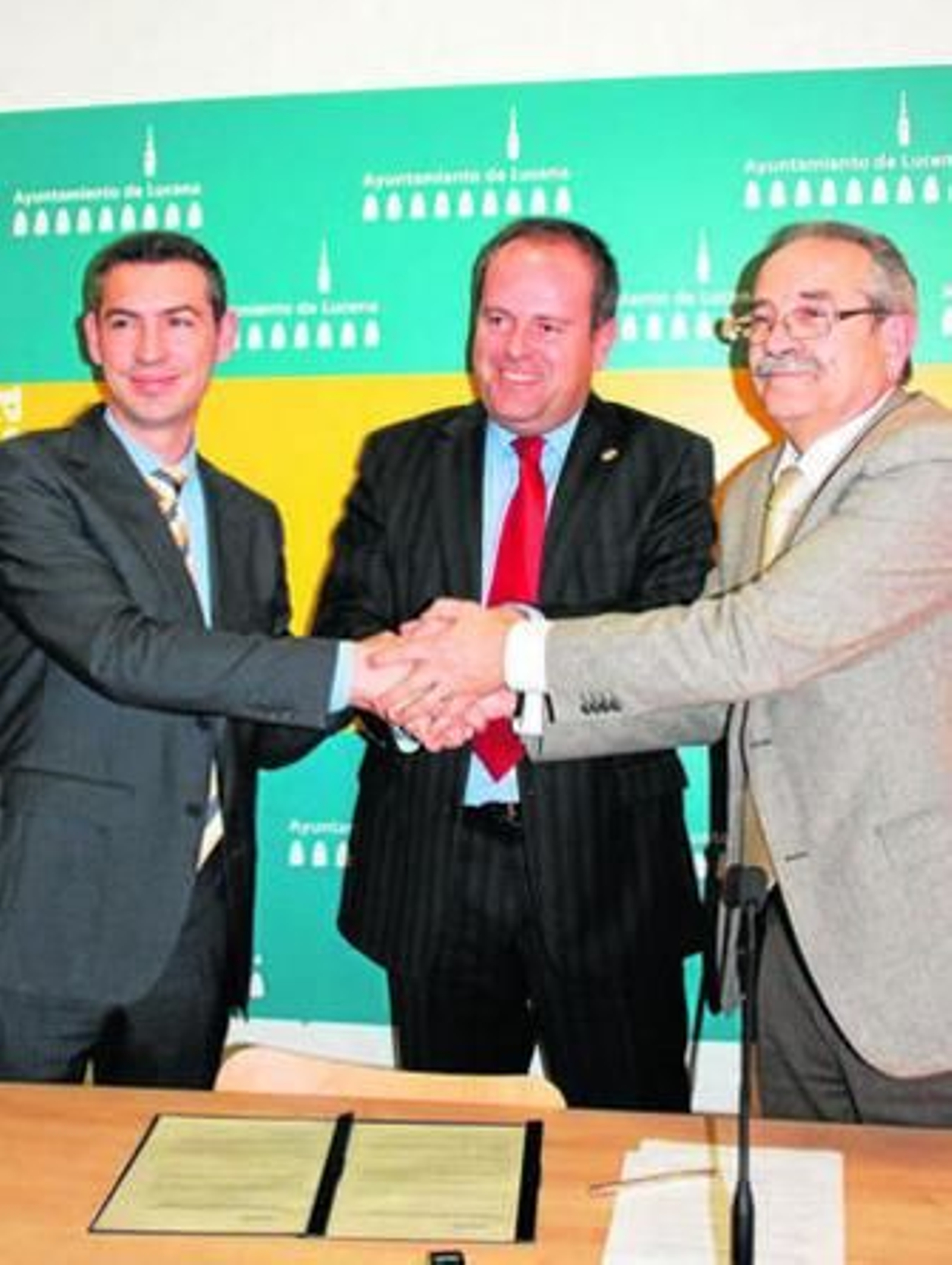 Firma del acuerdo entre Aduserco y AGIL. Firma del acuerdo entre Aduserco y AGIL.