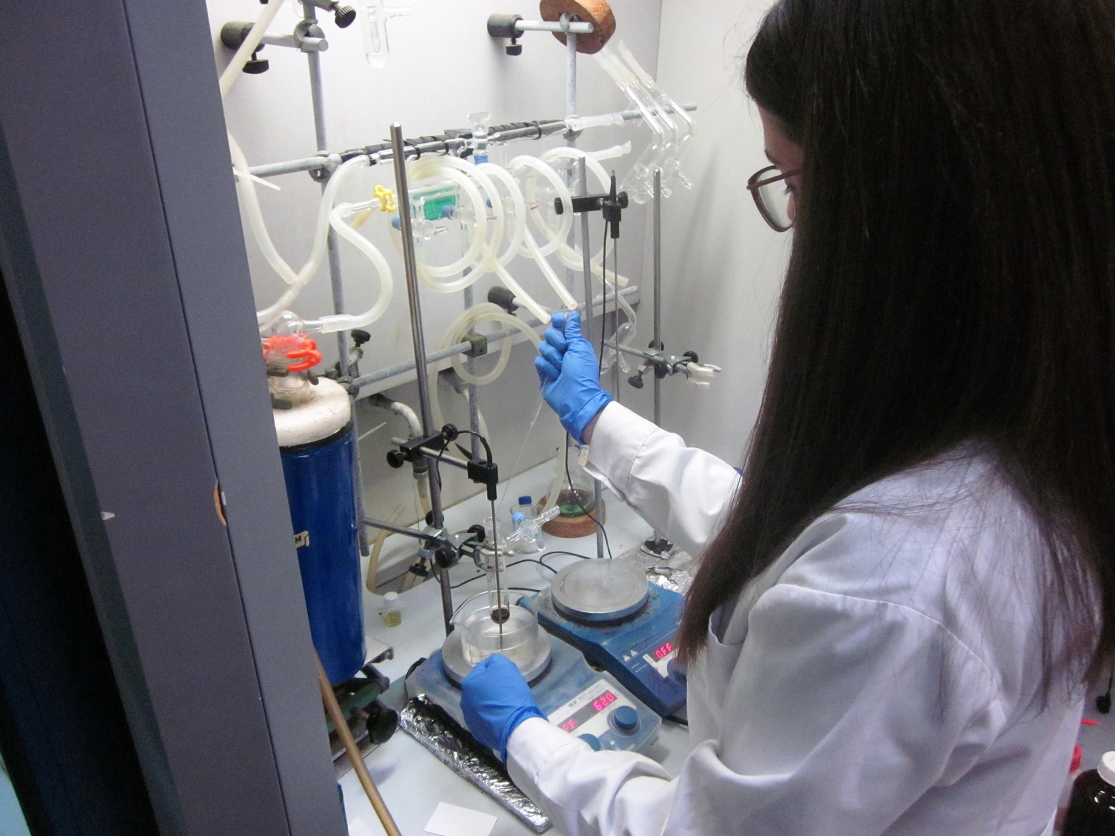 Investigadora en uno de los laboratorios de la Universidad de Almería.