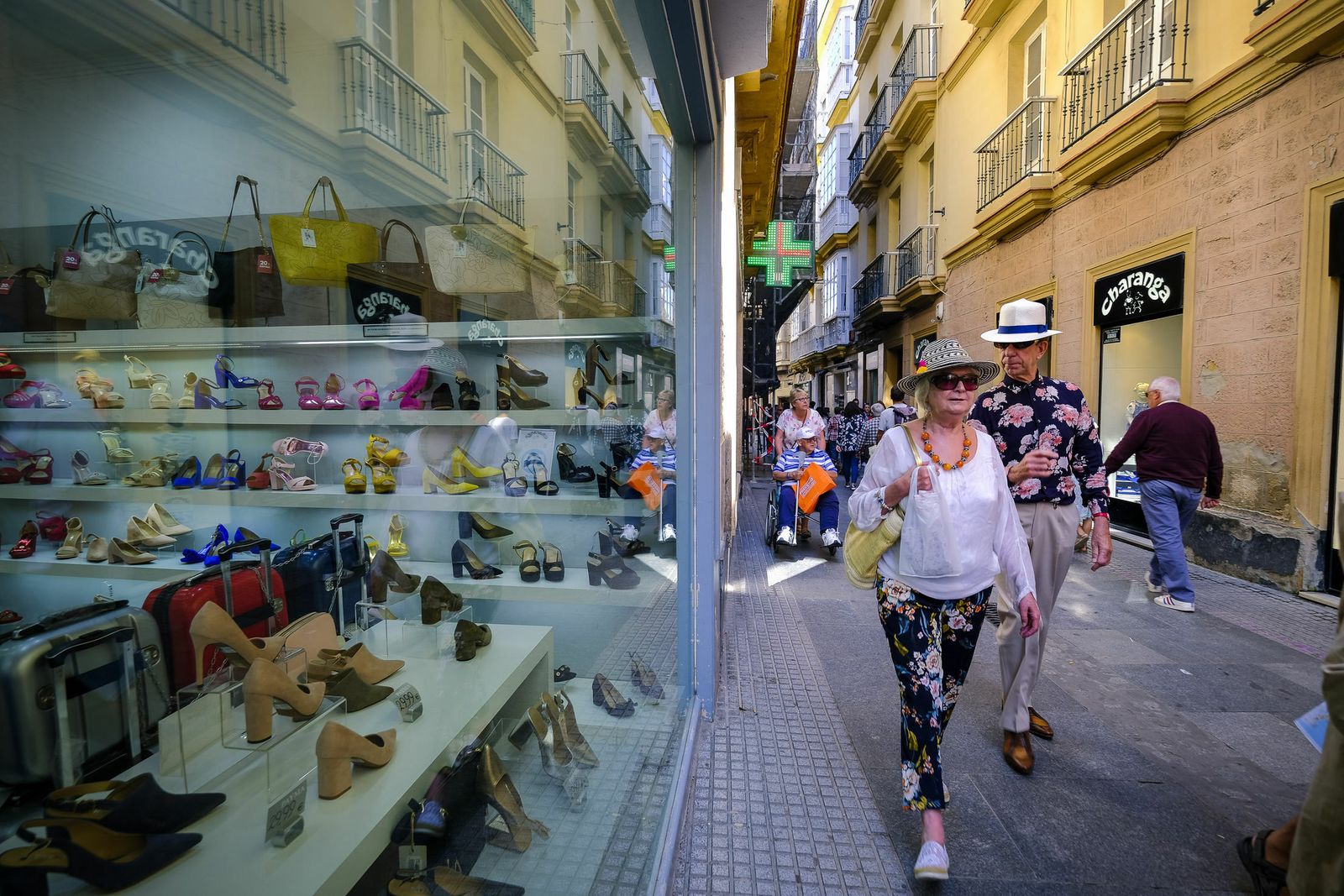 Turistas paseando por el centro de Cádiz.