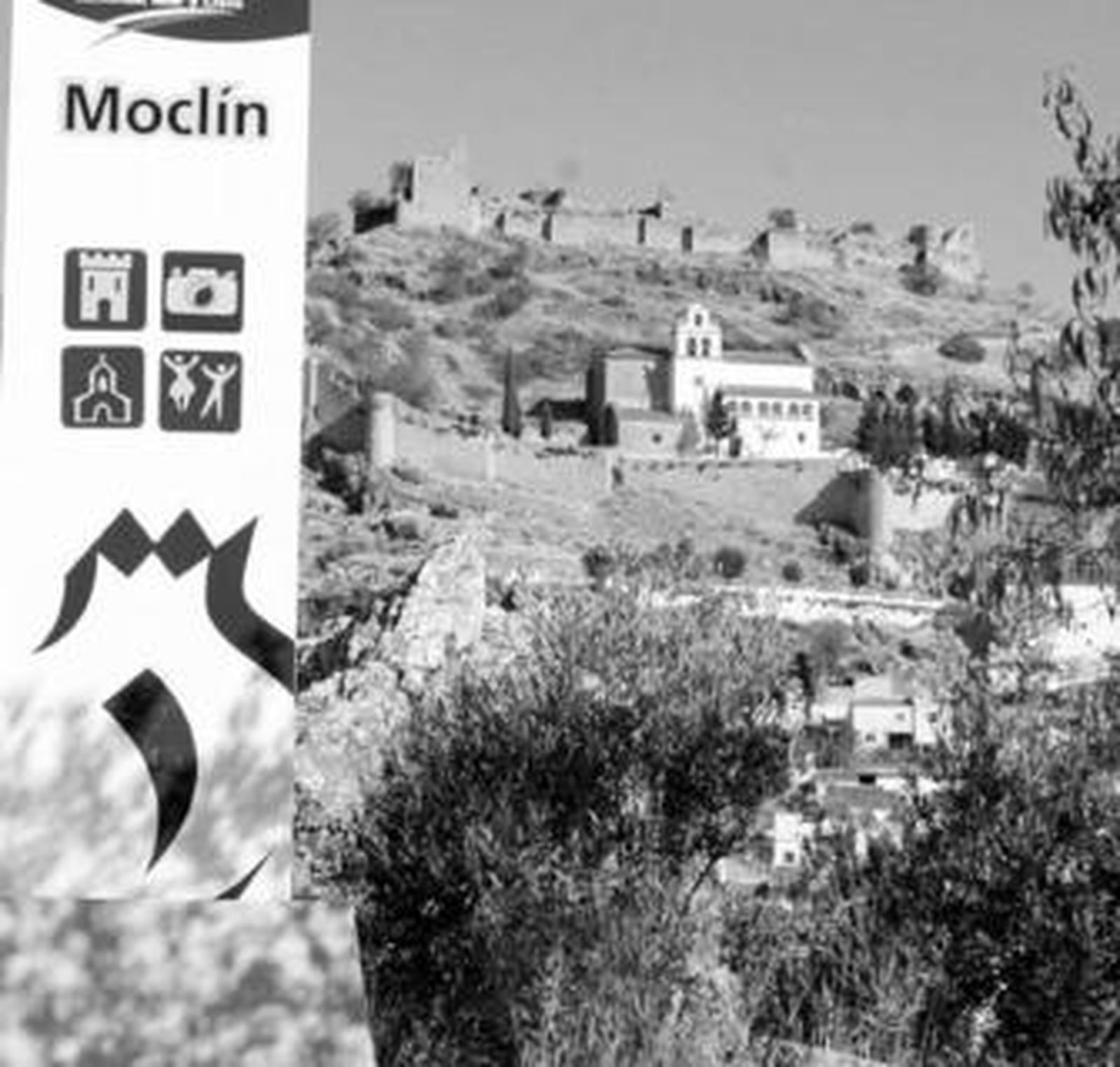 Vista de Moclín desde la carretera, al fondo las murallas de la antigua Alcazaba.