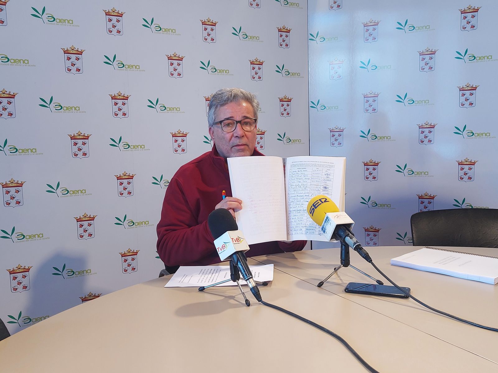 Entrega de firmas en Baena para la recuperación de las fuentes.