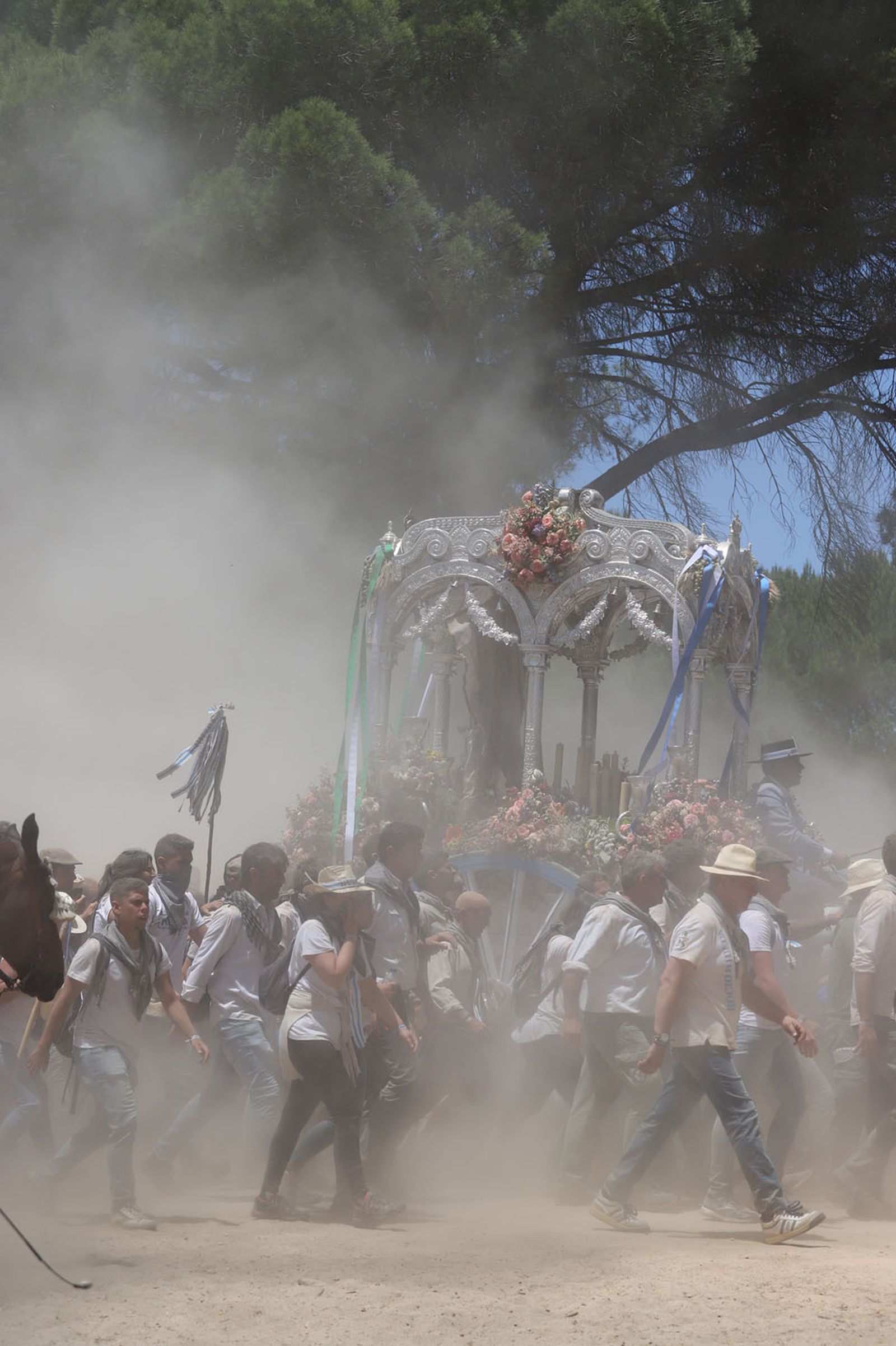 Imágenes de la Hermandad del Rocío de Huelva en el camino