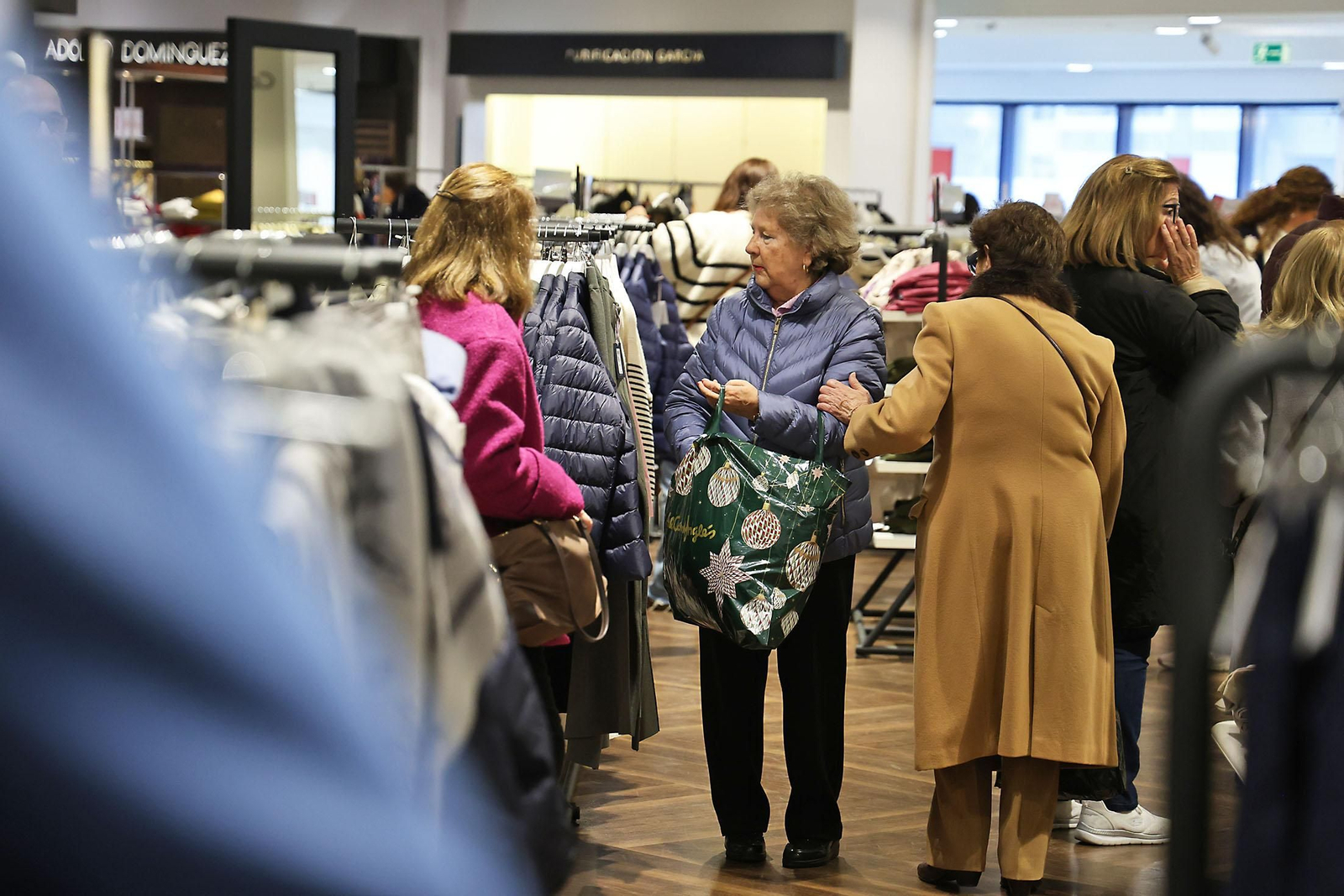 Imágenes del comienzo de las rebajas en Huelva