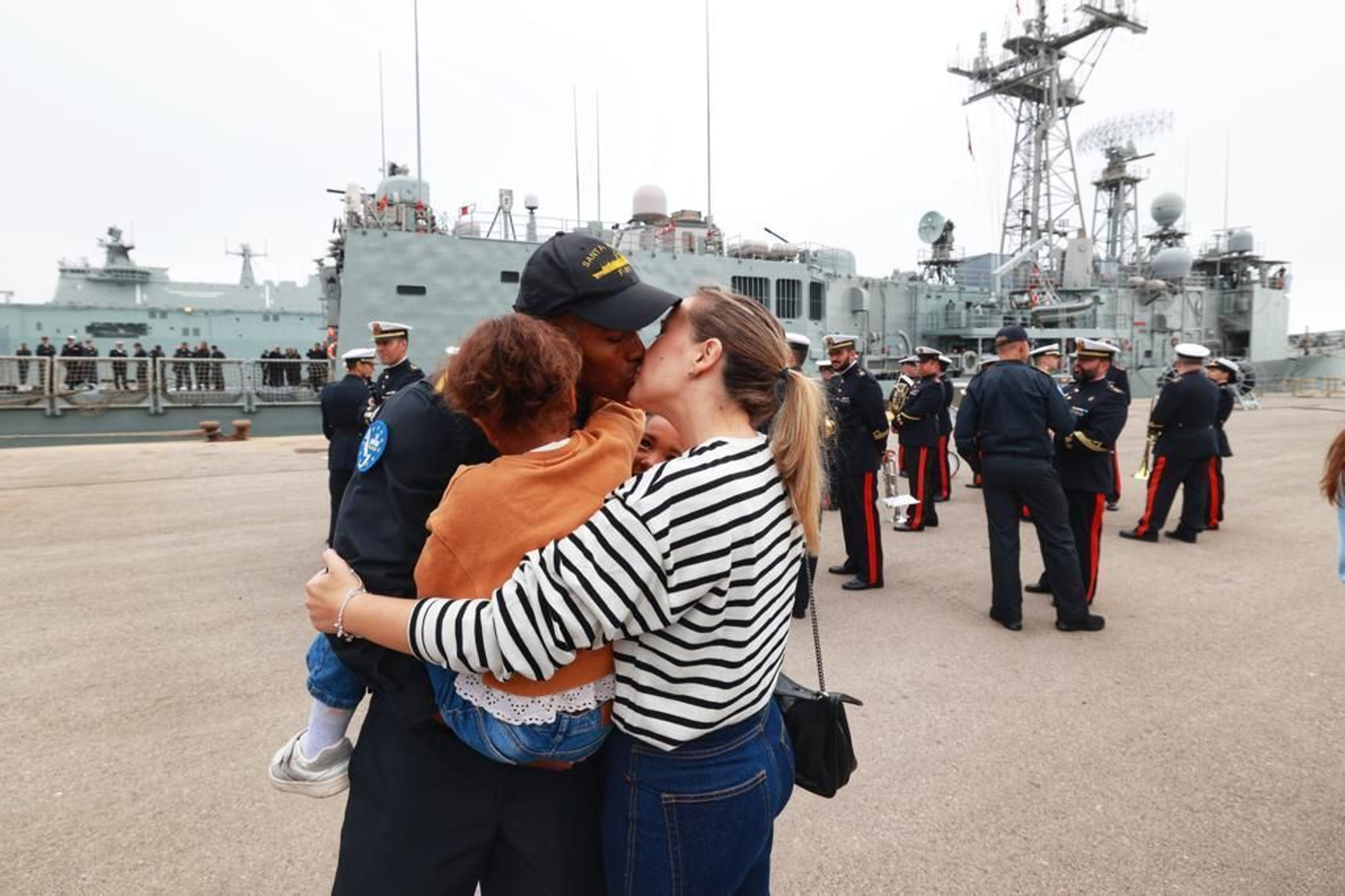 Las imágenes de la despedida de la fragata 'Santa María' para la misión Ataltanta