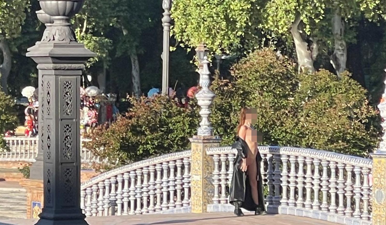 Una mujer se fotografía desnuda en la Plaza de España de Sevilla.