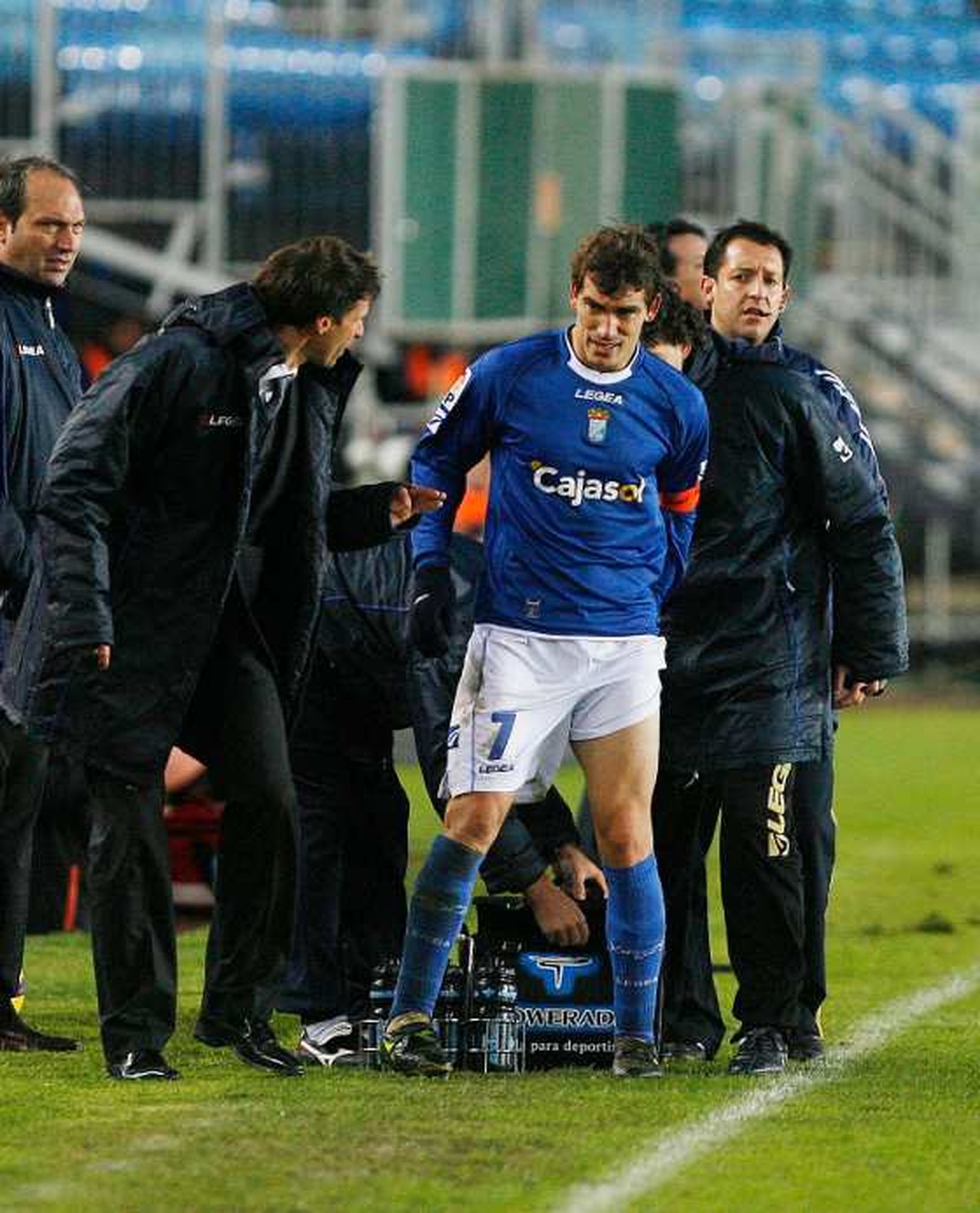 Francis, que se lleva la mano a la parte posterior de su muslo izquierdo tras una acción en la segunda parte, dialoga con José Ángel Ziganda después de ser sustituido.

Foto: Pascual