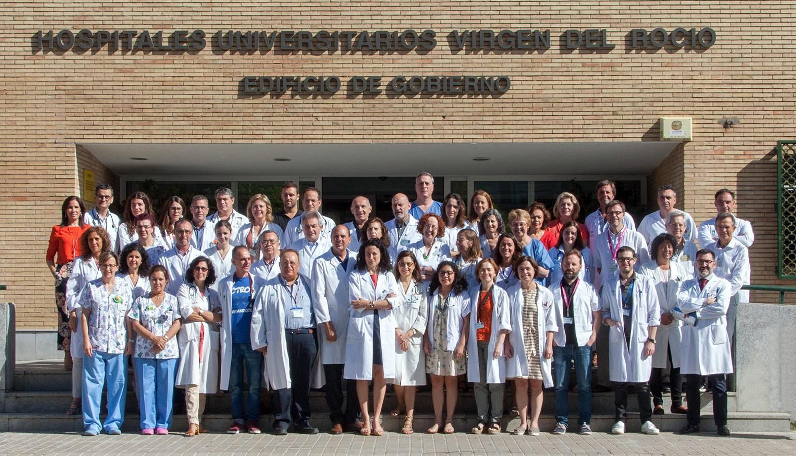 Parte de los profesionales que integran las 17 unidades de referencia nacional del hospital