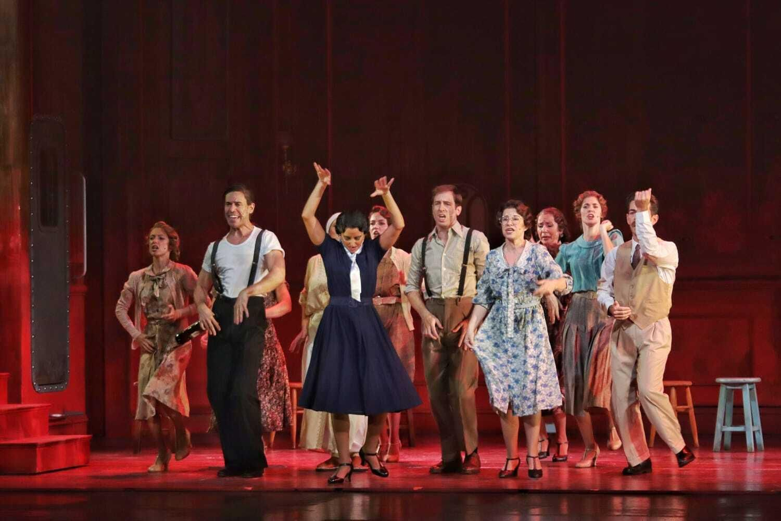 El musical 'El tiempo entre costuras', en el Teatro Cervantes hasta 10 de septiembre, en imágenes