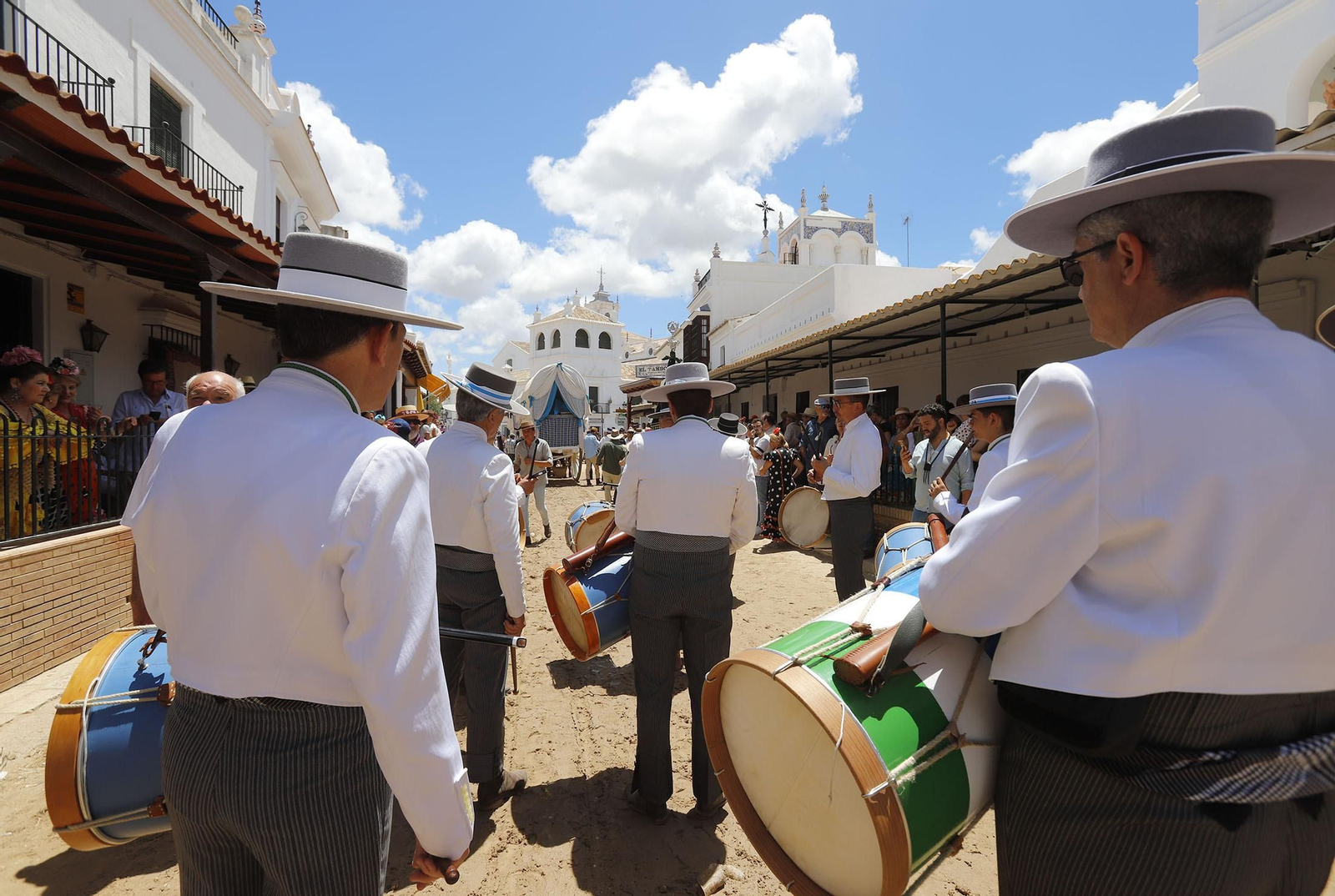 Presentación de la Hermandad de Huelva ante la Blanca Paloma