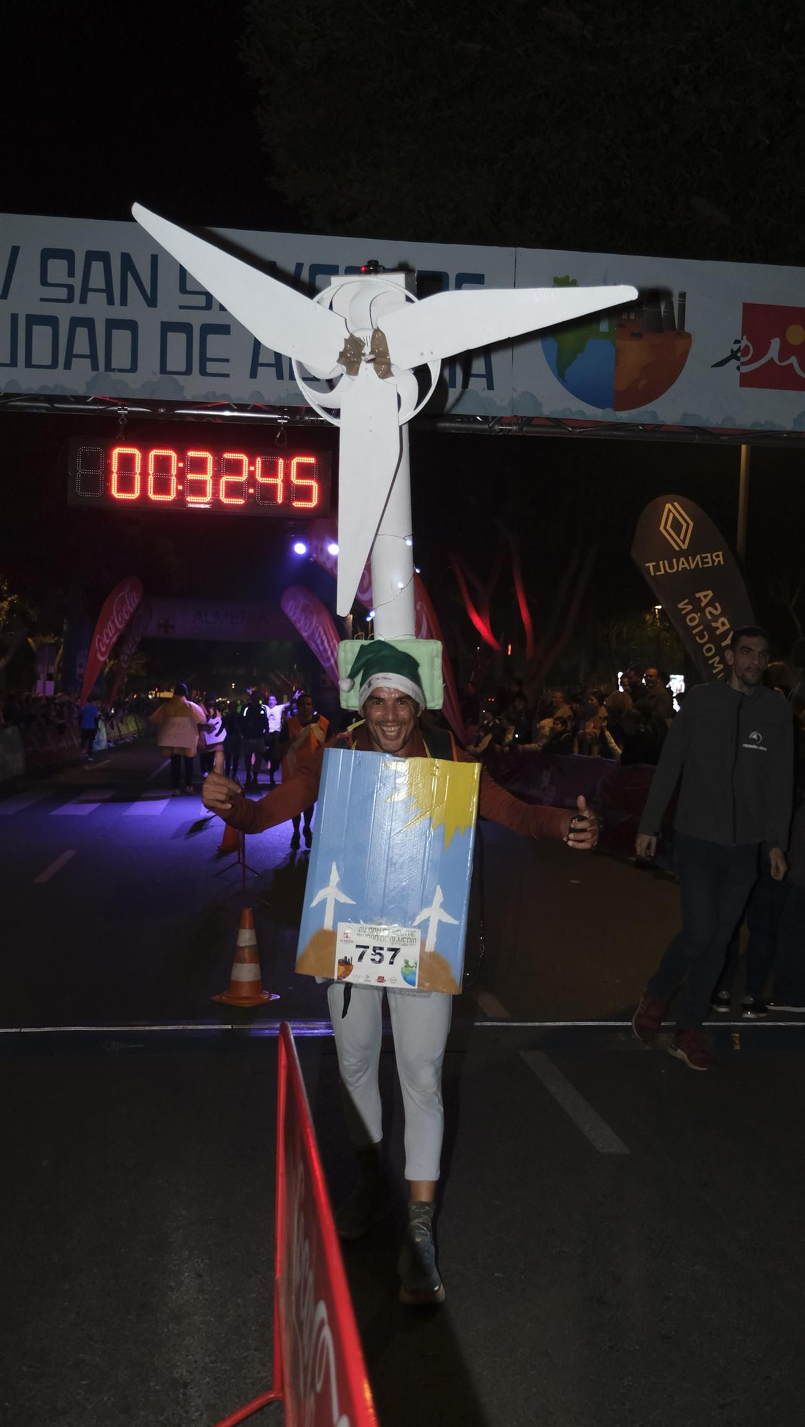 Imágenes de la XIV edición de la San Silvestre de Almería