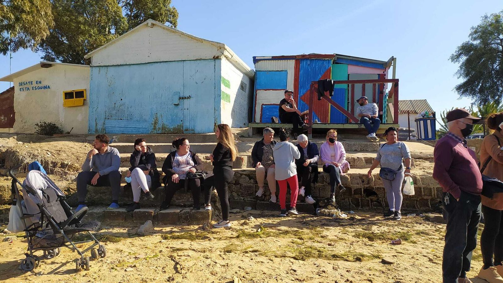 Vecinos, simpatizantes y afectados por los derribos de las casetas,  esta tarde, reunidos en la playa.