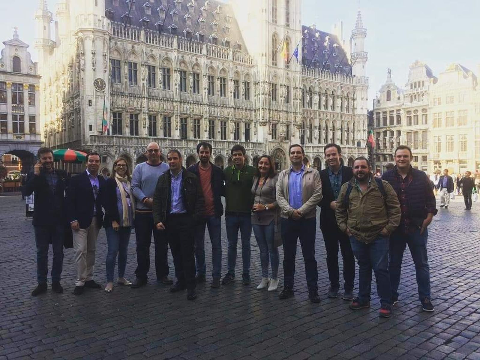 El presidente de Asaja-Cádiz y vicepresidente de Asaja-Nacional con la delegación de jóvenes agricultores españoles de la organización agraria en Bruselas.