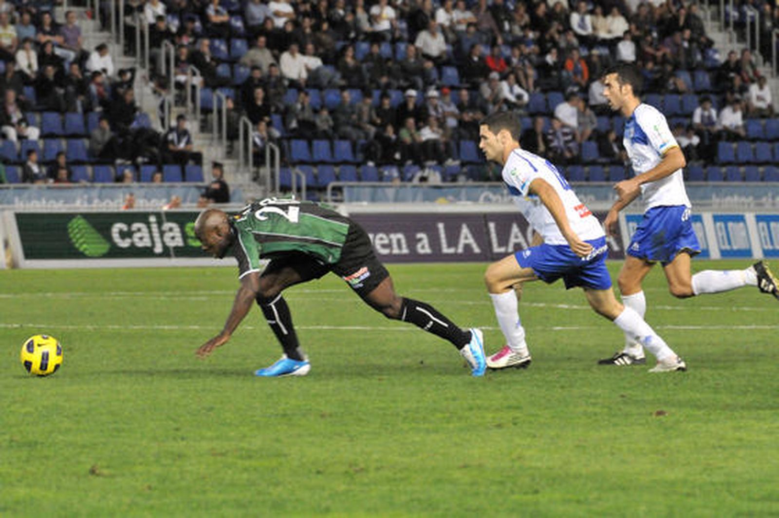 El Betis gana con claridad en su vista al Tenerife (0-3). / LOF