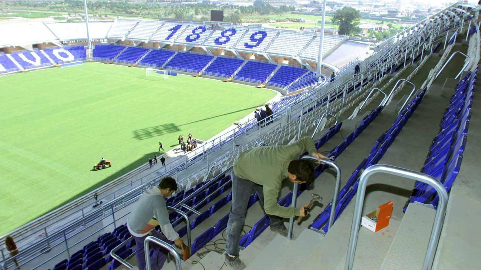 Preparativos en el estadio Nuevo Colombino, antes de la inauguración.