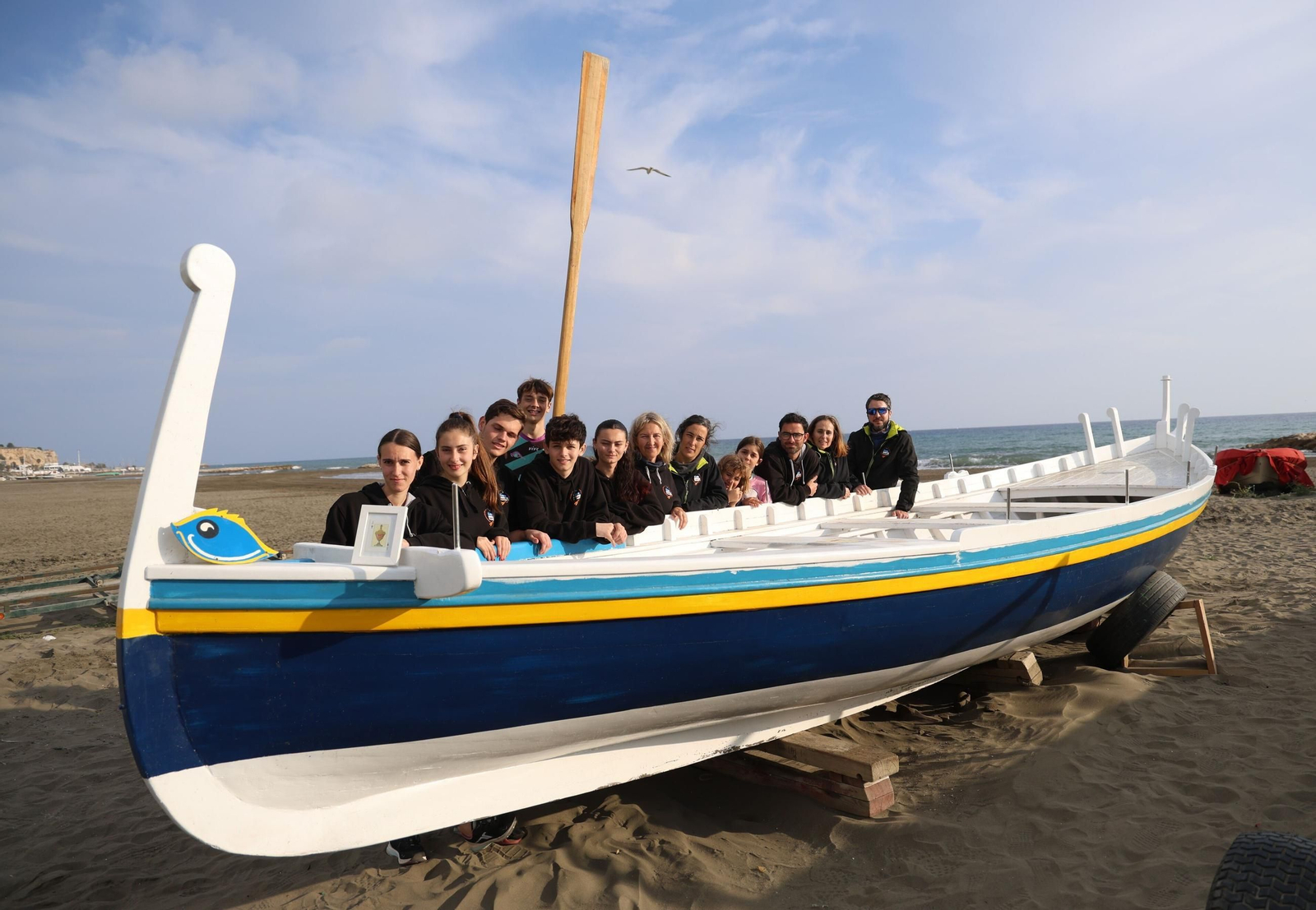 Un grupo de socios del club posa con la Rompeolas en El Palo. Un grupo de socios del club posa con la Rompeolas en El Palo.