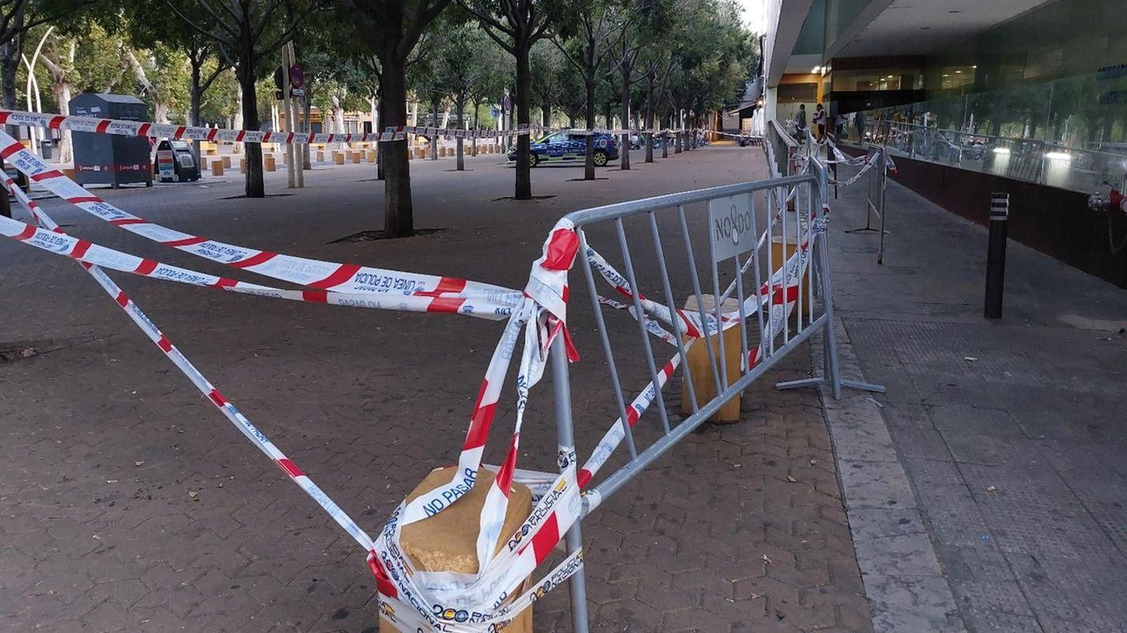 Cinta policial y vallas en la puerta de la comisaría de la Alameda.