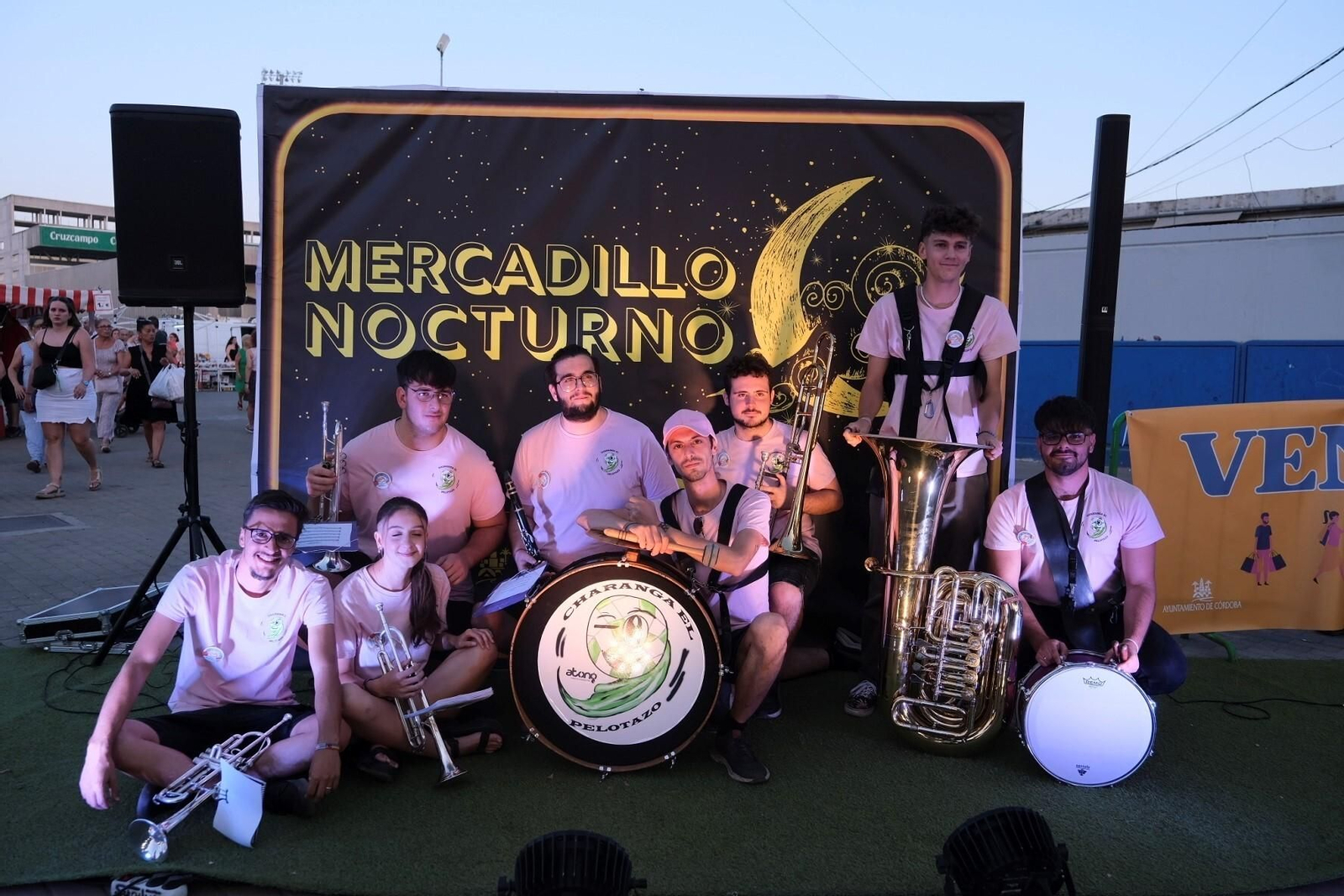 Los ambulantes celebran el primer mercadillo nocturno de El Arenal, en imágenes
