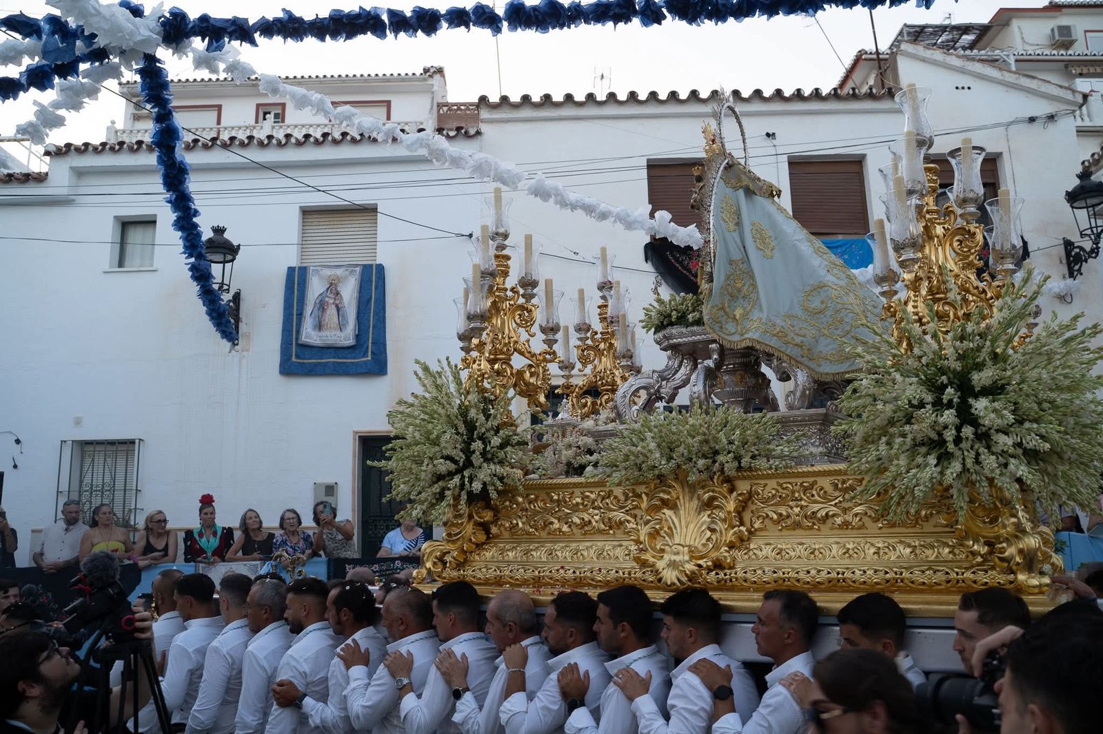 La Patrona de Benalmádena en su trono, que ya está en la iglesia de La Palma.