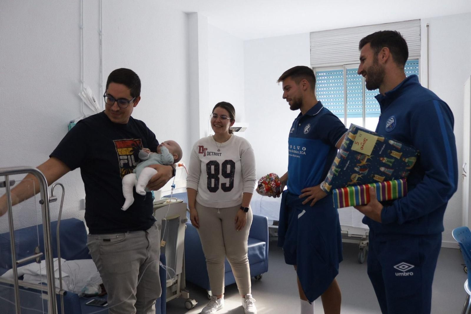 El Xerez DFC entrega regalos a los niños ingresados en el Hospital de Jerez
