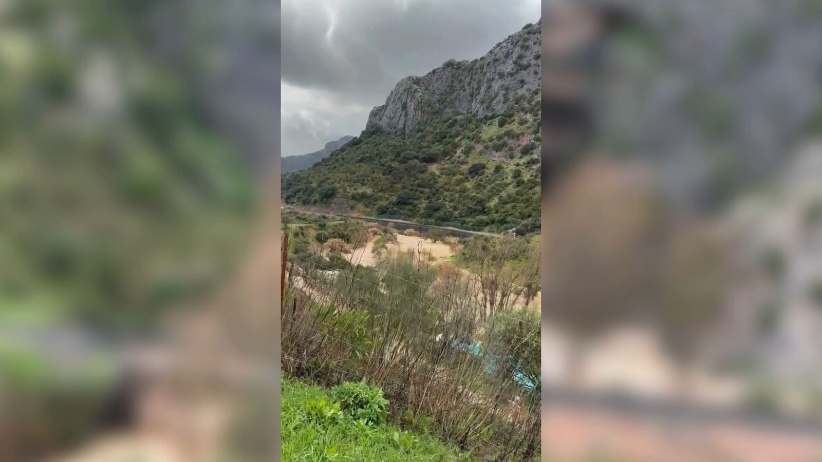 El desagüe de la presa de Montejaque dispara el caudal en la Cueva del Gato
