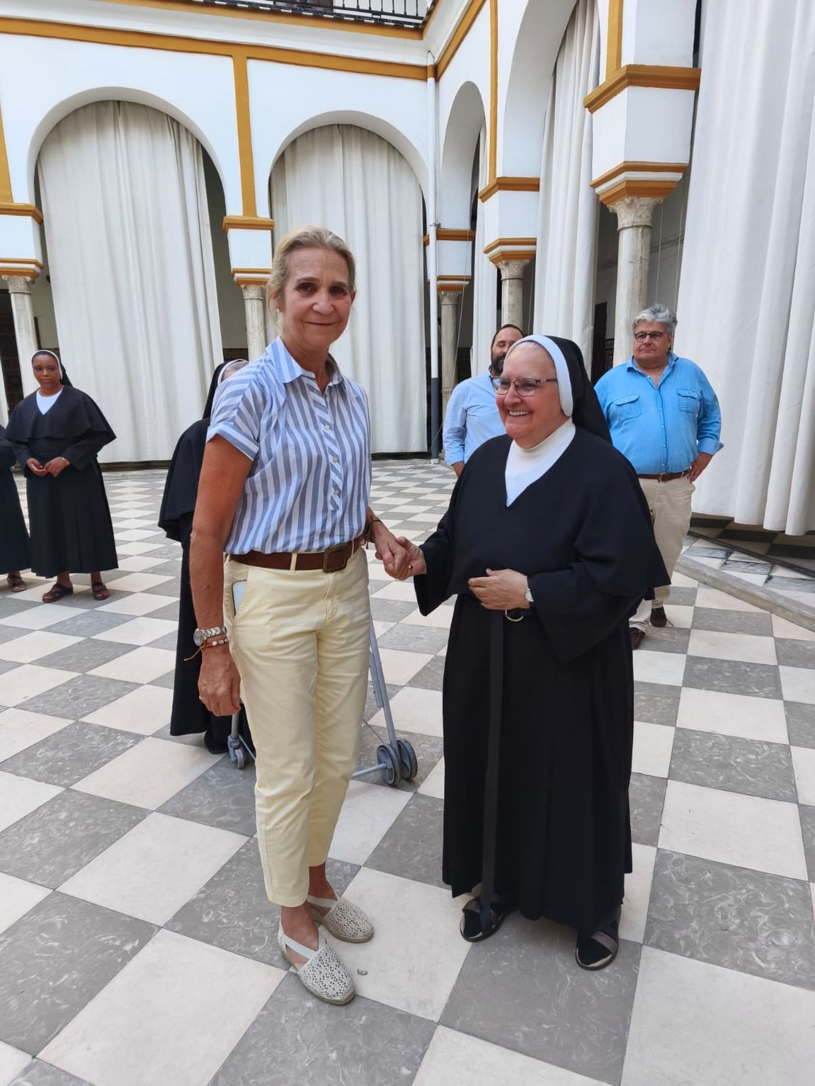 La infanta con la abasesa durante la visita.