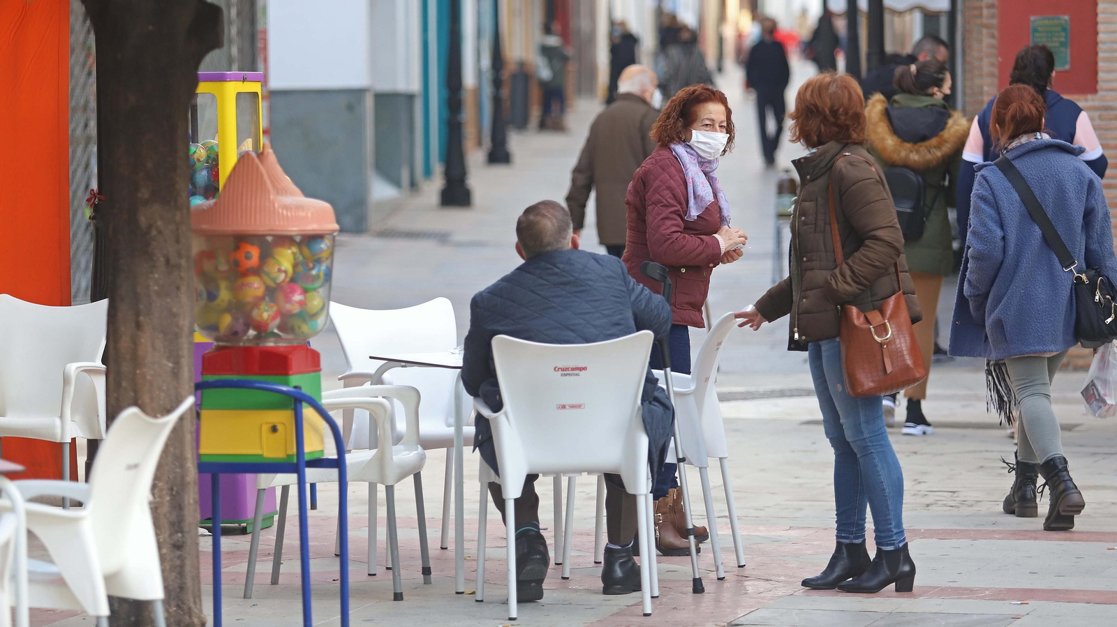 Varias personas charlan en el último día de apertura de bares y comercios no esenciales en Los Barrios