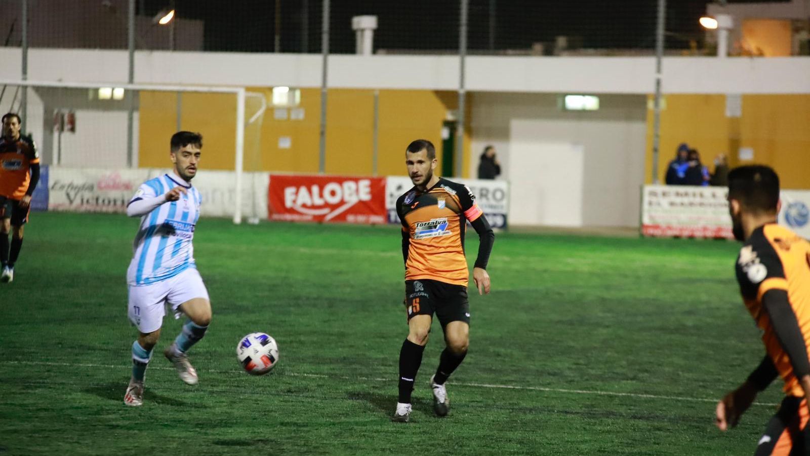 Álex Colorado tuvo una buena ocasión al final.