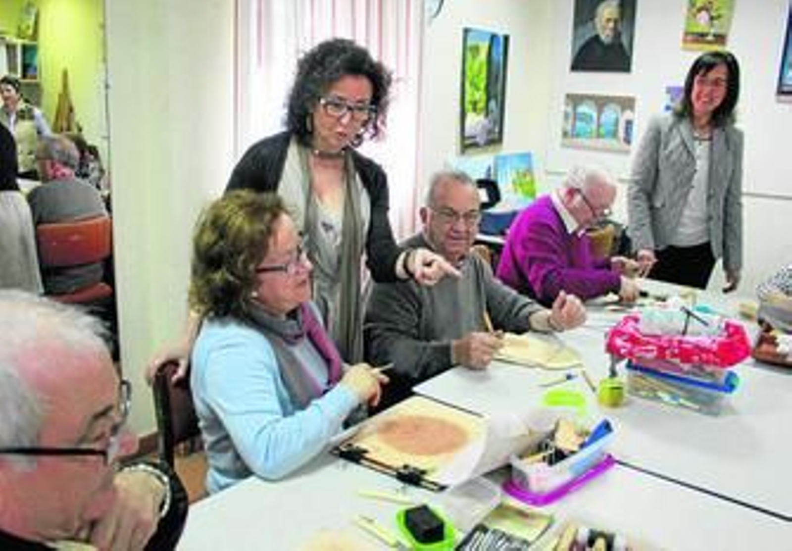 La delegada de Salud, María Isabel Baena, en su visita al Centro de Participación Activa de Mayores.