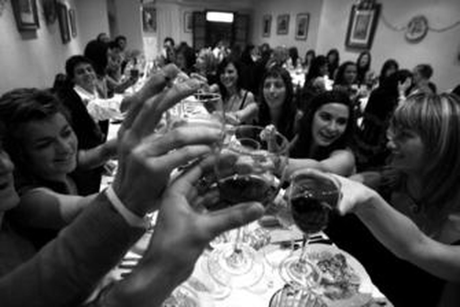 Un grupo de compañeros de trabajo brinda en una cena de empresa, en una imagen de archivo.