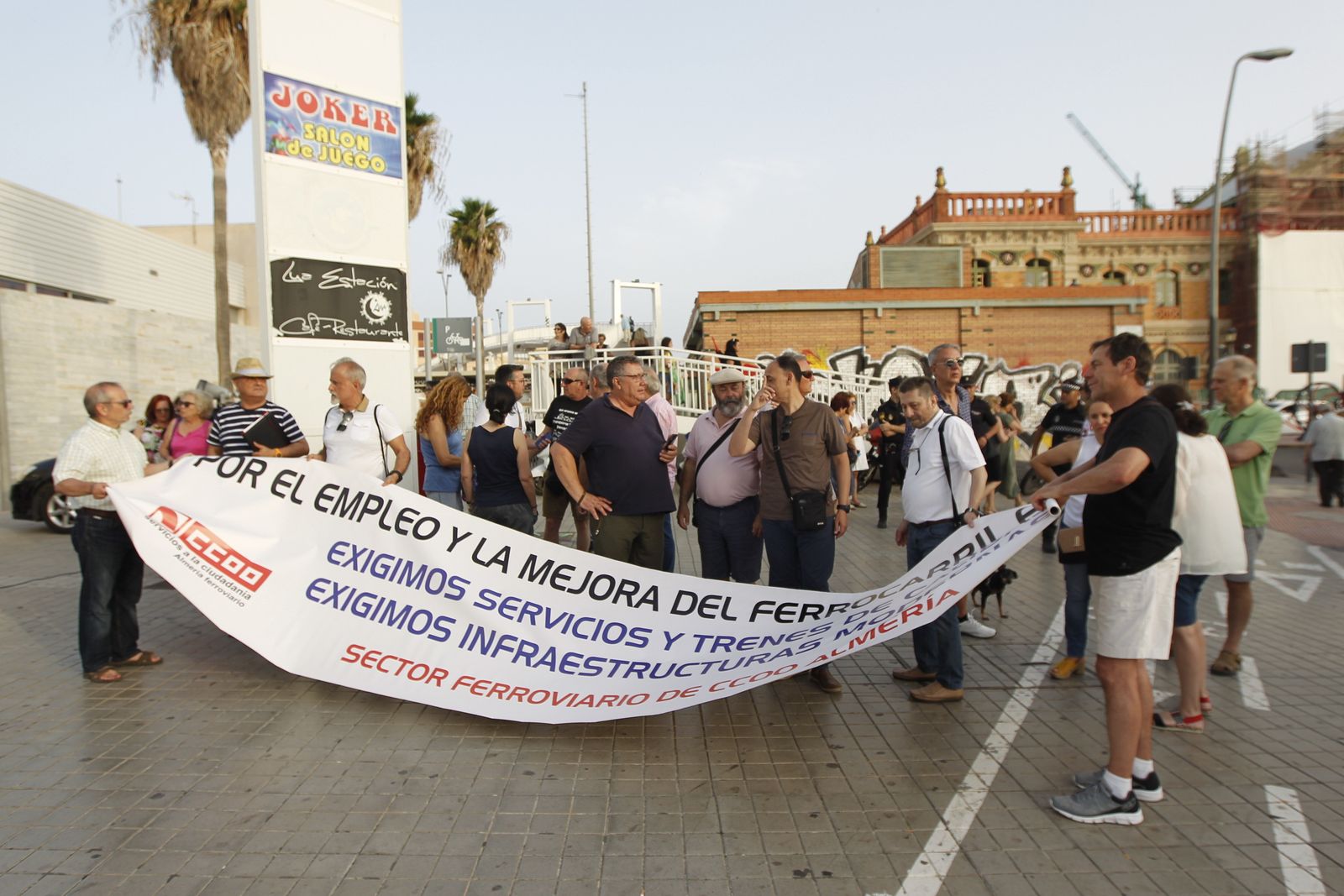 Fotogalería manifestación Mesa del Ferrocarril de Almería