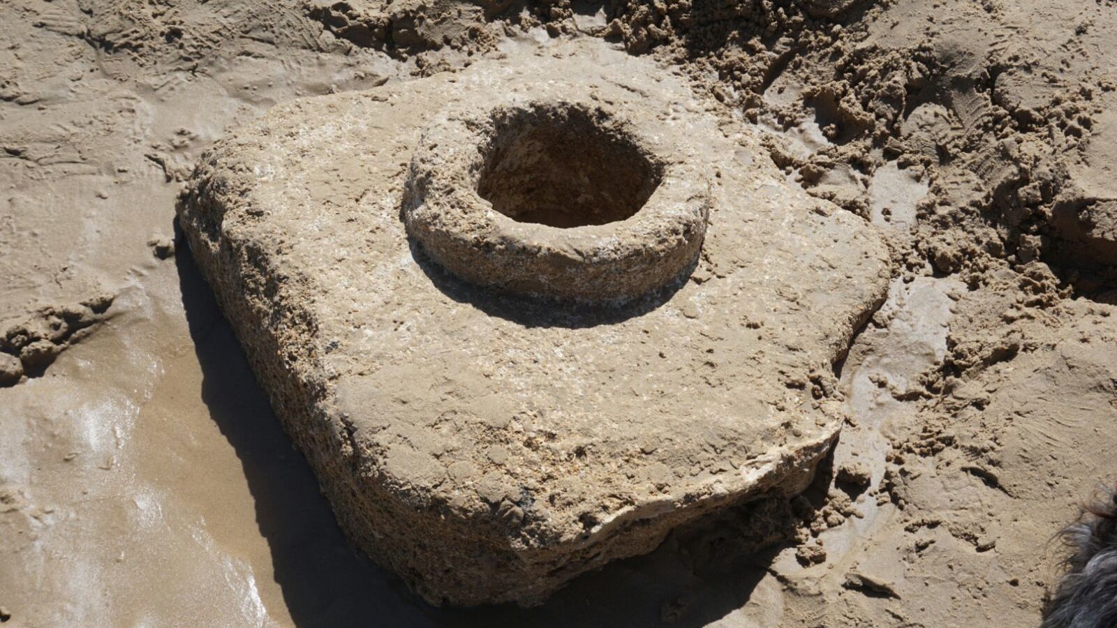 Una imagen de uno de los restos del acueducto en la playa de Cortadura