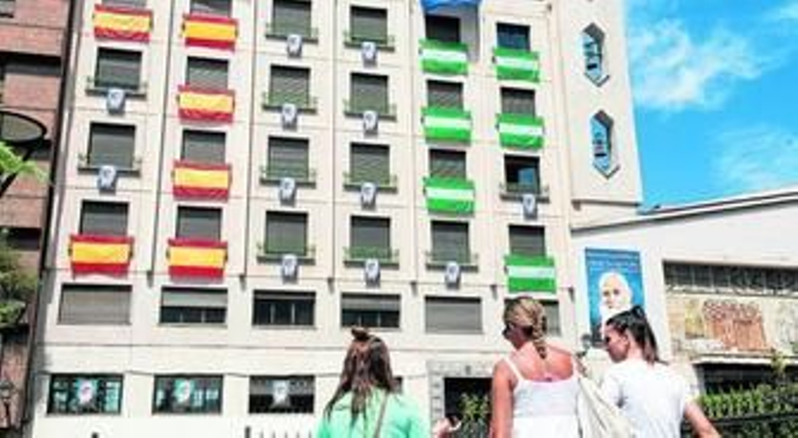 La fachada de la iglesia y residencia de los capuchinos ya está engalanada con banderas (incluso la pontificia) y carteles de la beatificación.