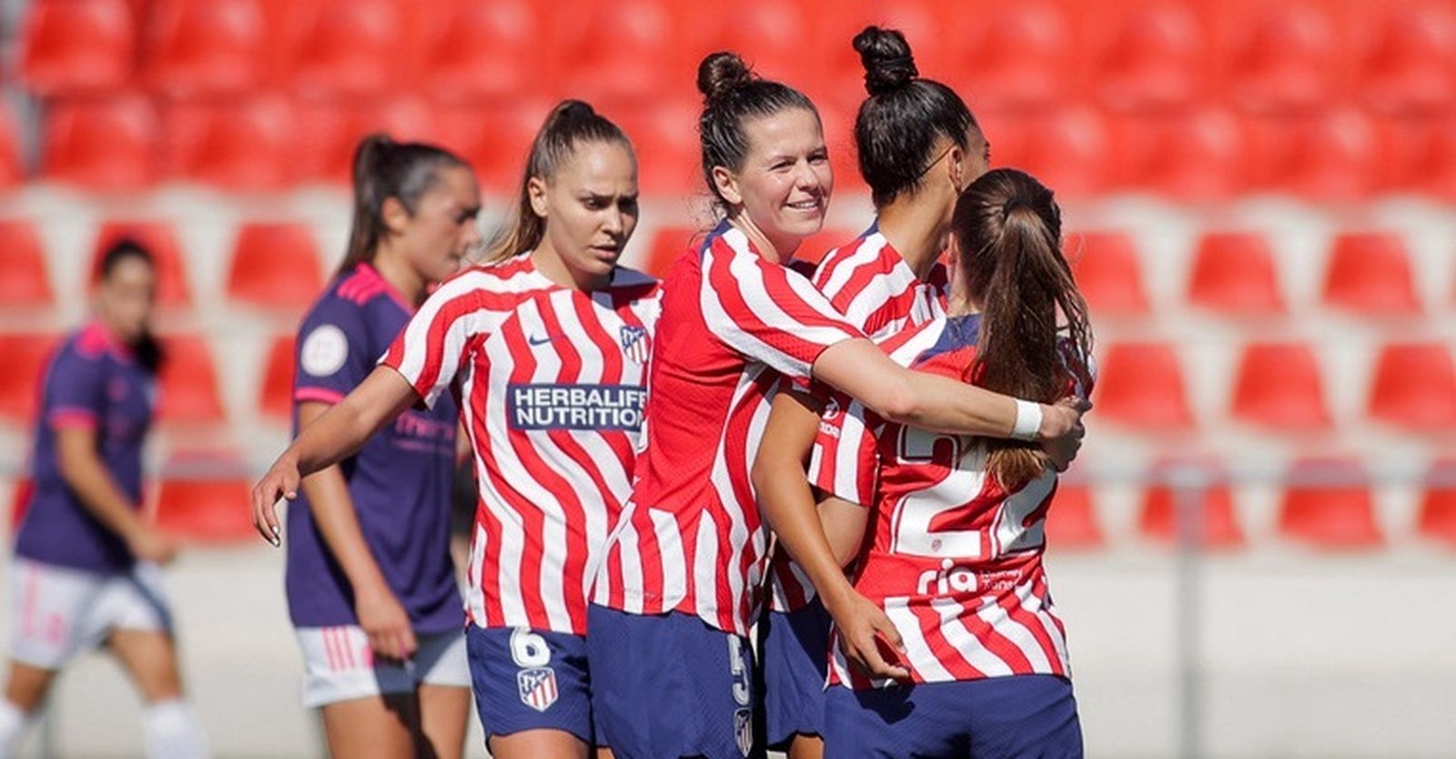 La cordobesa Wifi es felicitada por sus compañeras tras marcar su tanto.