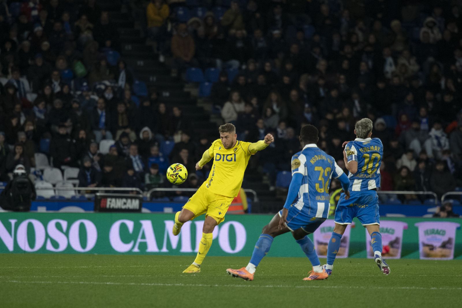 Jorge Moreno despeja el balón en presencia de dos adversarios.