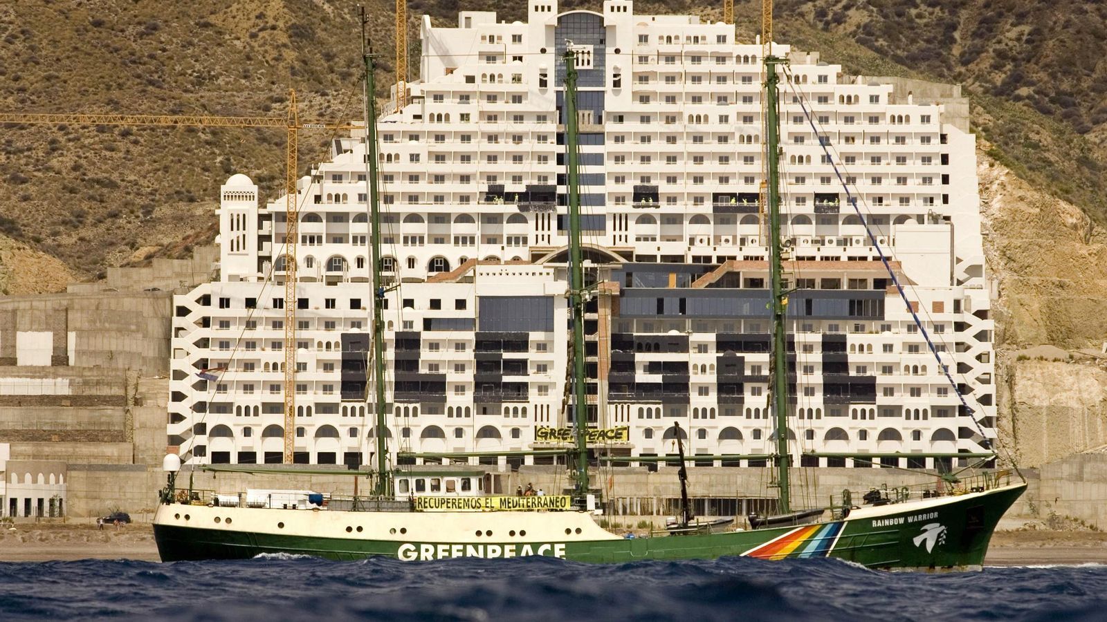 El barco de Greenpeace 'Rainbow Warrior' frente al hotel en una de las campañas de la organización ecologista. El barco de Greenpeace 'Rainbow Warrior' frente al hotel en una de las campañas de la organización ecologista.