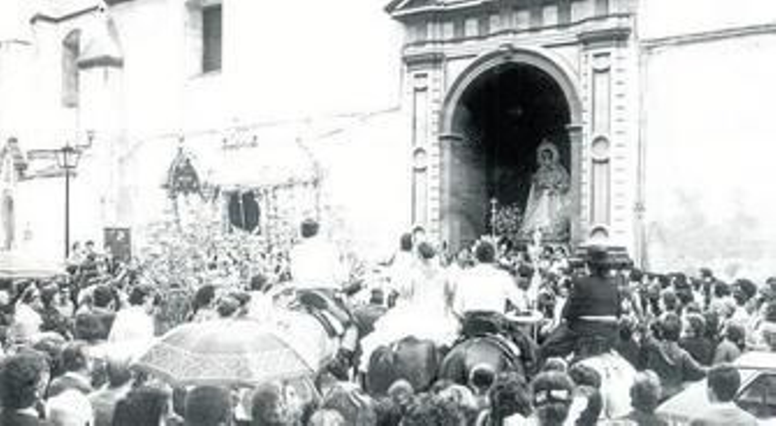 La Amargura, a las puertas de la Concepción para recibir a la Hermandad de Emigrantes, en los años 80.