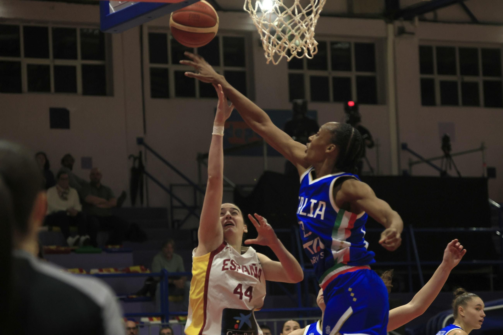 Fotos del partido y ambiente en el España-Italia del Torneo Internacional de Baloncesto Femenino en La Línea