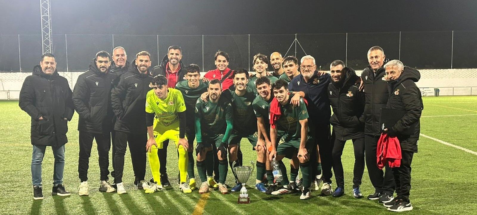 Integrantes del Chiclana tras ganar el Trofeo Andrés Chacón.
